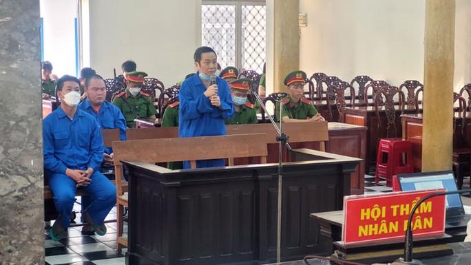 Xét xử vụ án buôn lậu 51 kg vàng: Đối đáp gay gắt giữa 2 chủ tiệm vàng - Ảnh 1. Xét xử vụ án buôn lậu 51 kg vàng: Đối đáp gay gắt giữa 2 chủ tiệm vàng - Ảnh 1.