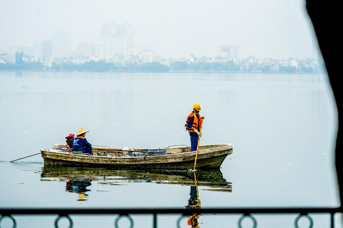 Dân sinh - Hà Nội: Cá chết hàng loạt, bốc mùi hôi thối nồng nặng trên Hồ Tây (Hình 5).