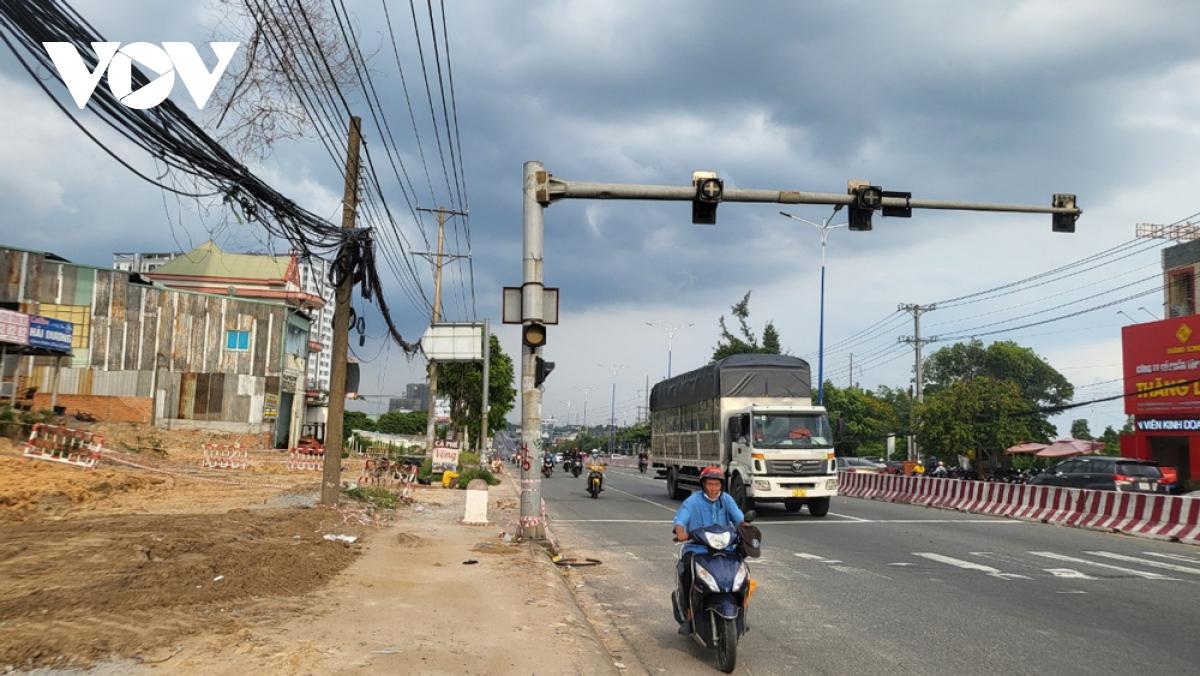 Bình Dương đầu tư phát triển đa dạng hạ tầng giao thông kết nối vùng - Ảnh 2.