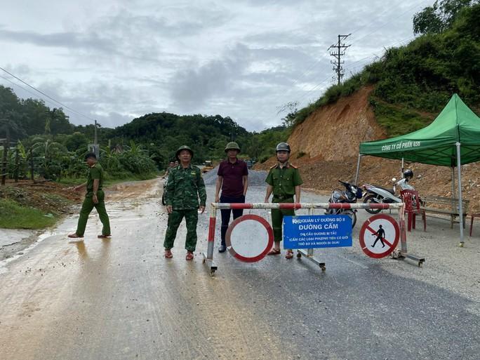 Sạt lở nghiêm trọng trên Quốc lộ 8A, đường đi Cửa khẩu quốc tế Cầu Treo bị tê liệt - Ảnh 4.