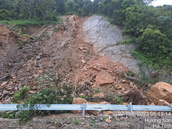 Sạt lở nghiêm trọng trên Quốc lộ 8A, đường đi Cửa khẩu quốc tế Cầu Treo bị tê liệt - Ảnh 1.