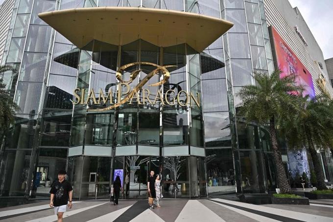 Siam Paragon mở cửa trở lại sau vụ xả súng kinh hoàng: Máy dò kim loại được đặt ở lối vào, nhiều khách hàng vẫn dè chừng - Ảnh 2.