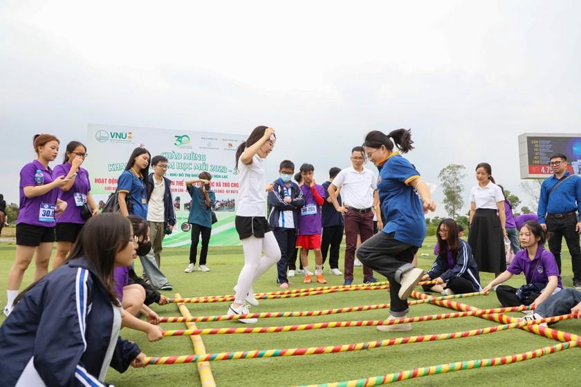 Sinh viên thích thú nhảy sạp trong lễ khai giảng. Ảnh: Vietnamnet ảnh 2