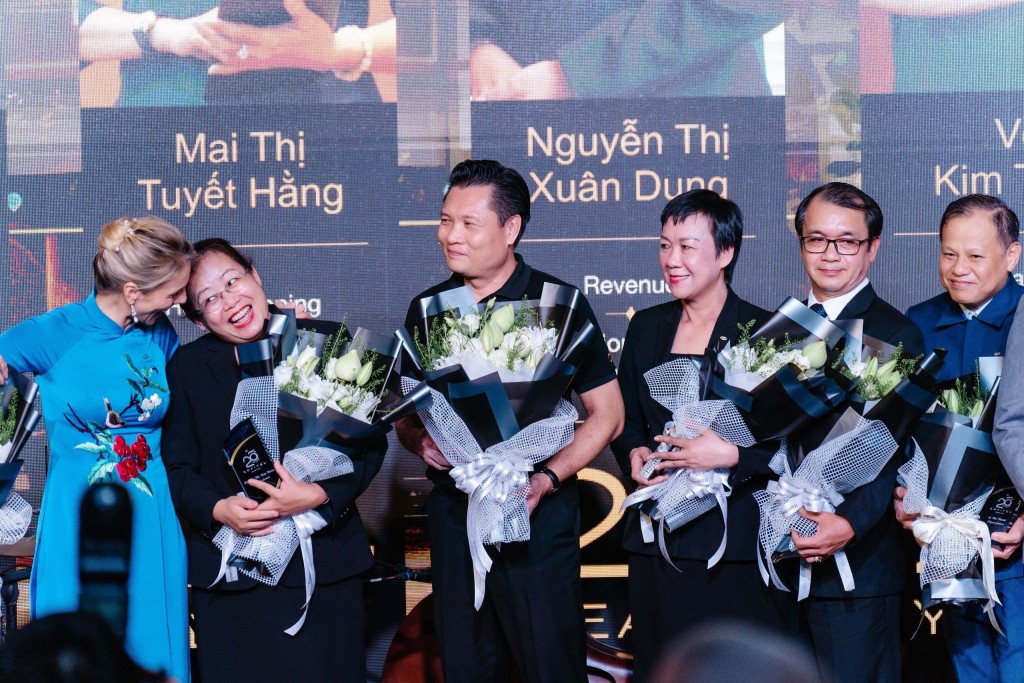 hân dịp này, những Heartists có trên 20 năm làm việc tại khách sạn đã được vinh danh vì những cống hiến tuyệt vời của họ.