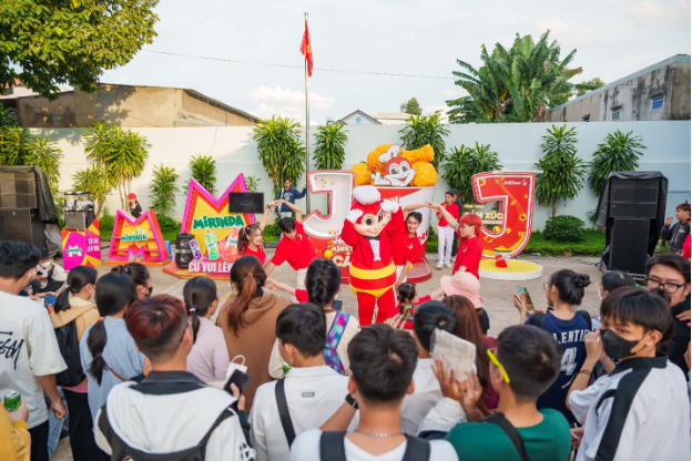 Jollibee khởi động Hành Trình Cảm Xúc - Lan tỏa triệu niềm vui tại 20 trường đại học lớn - Ảnh 1.