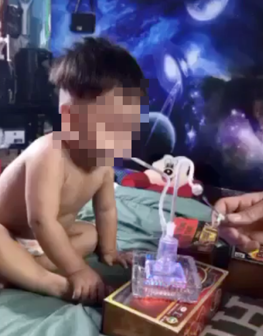 Lời khai thú tính của hai kẻ hành hạ, nghi ép bé 3 tuổi hút ma tuý - Ảnh 1.