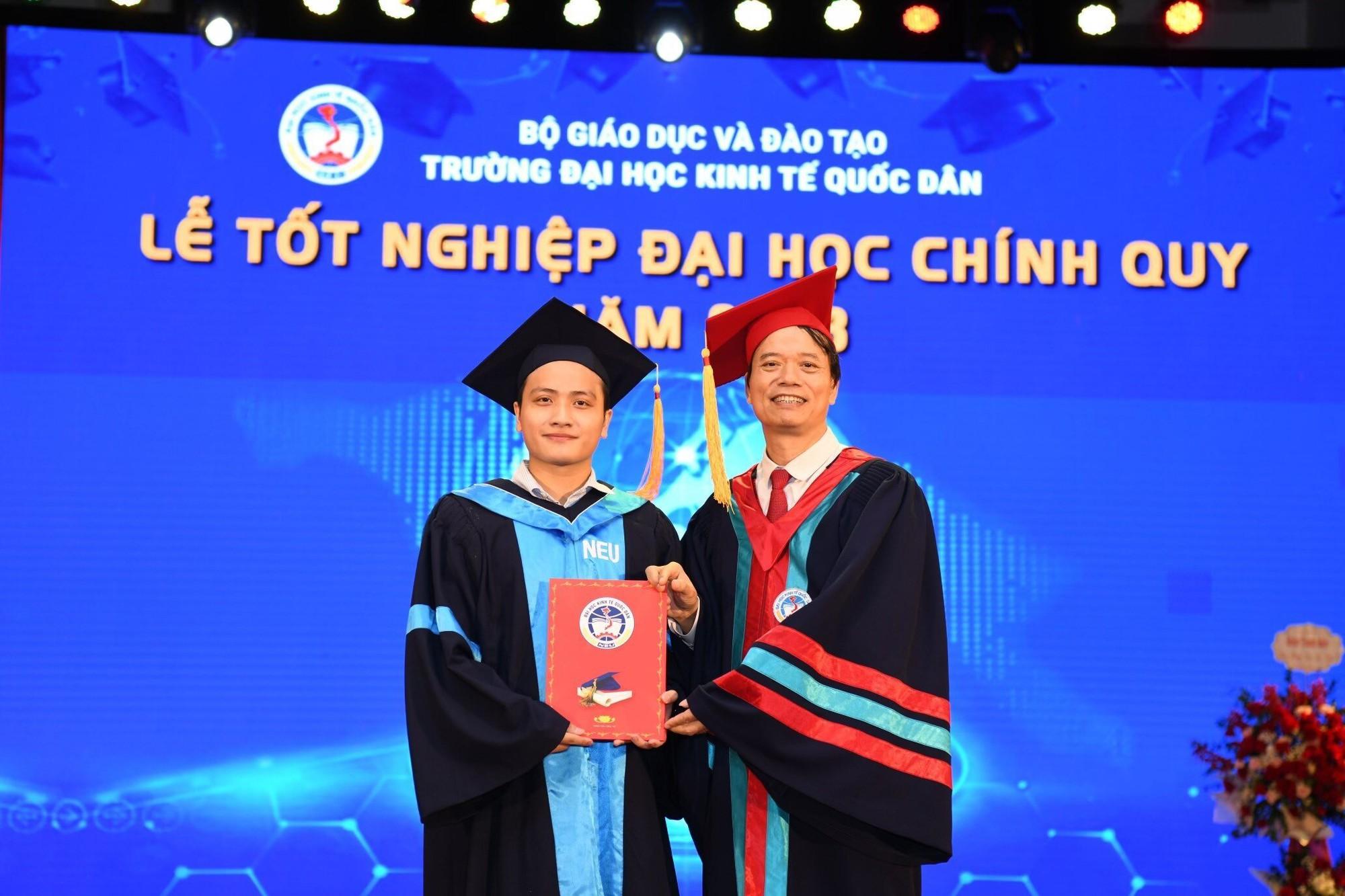 Nam sinh Đại học Kinh tế Quốc dân có biệt danh 'thợ săn học bổng' - Ảnh 1.