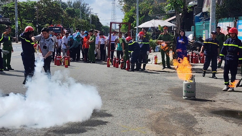 Công an TP Hồ Chí Minh hướng dẫn người dân thực hiện chữa cháy tịa chỗ