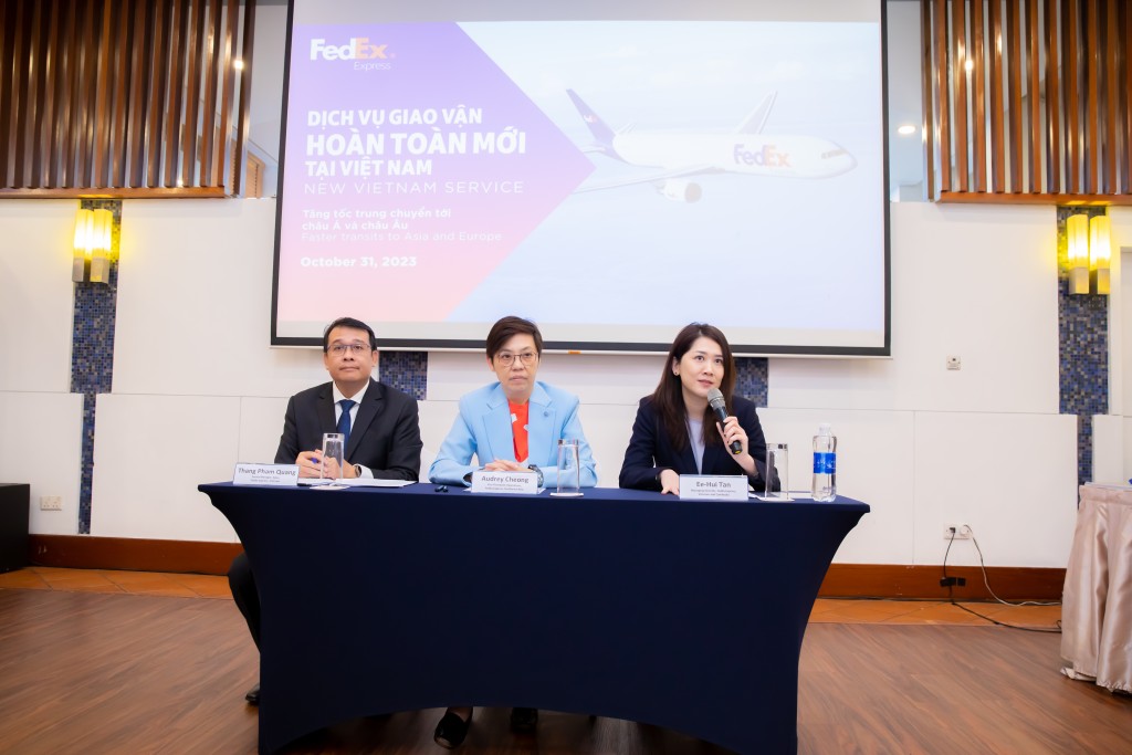 đại diện của FedEx Express tại sự kiện họp báo công bố các chuyến bay mới tại TP.HCM, lần lượt từ trái qua phải là: Ông Phạm Quang Thắng -  Trưởng đại diện Văn phòng đại diện FedEx Express tại Việt Nam,  Bà Audrey Cheong - Phó Chủ tịch mảng Vận hành của FedEx Express khu vực Đông Nam Á và Bà Ee-Hui Tan - Giám đốc Khai thác của FedEx Express tại Việt Nam và Campuchia