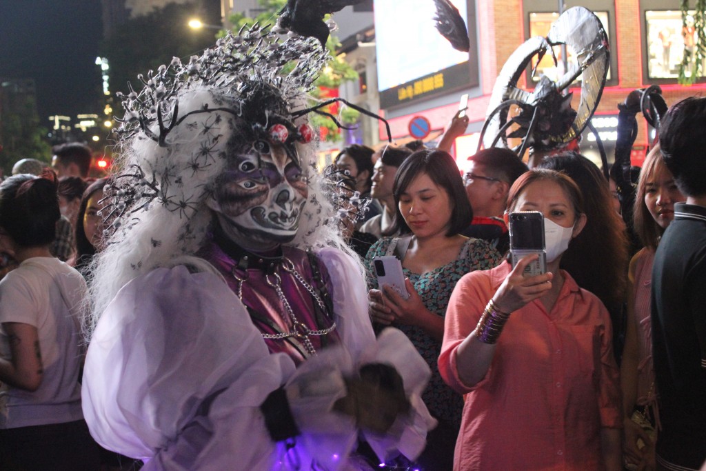 TP Hồ Chí Minh: Phố đi bộ Nguyễn Huệ huyên náo ngày Halloween