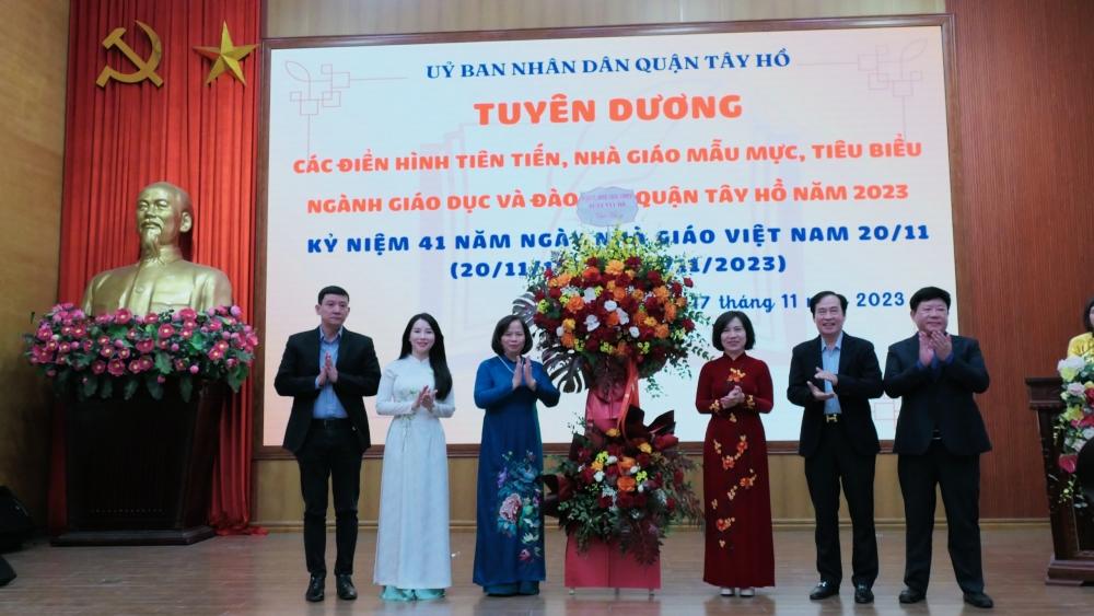 Tuyên dương nhà giáo quận Tây Hồ