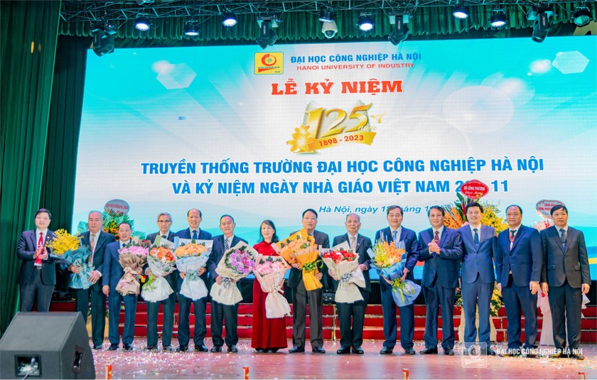 Trường Đại học Công nghiệp Hà Nội tặng hoa tri ân các thầy, cô nguyên là lãnh đạo nhà trường, các Nhà giáo Nhân dân, Nhà giáo Ưu tú.