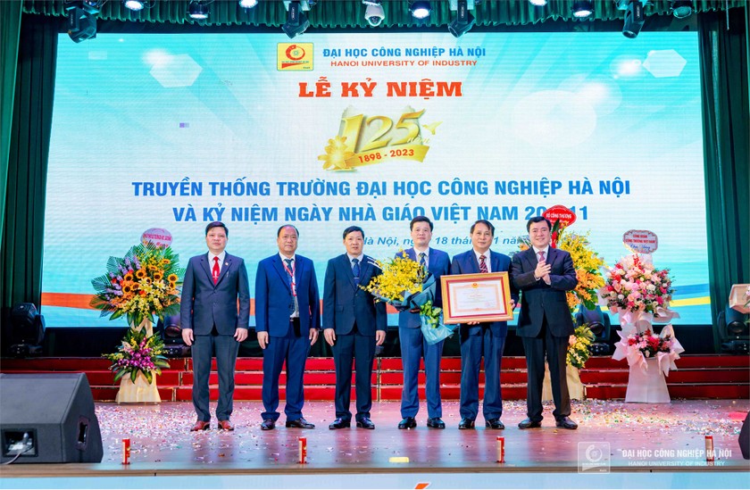 Một số hình ảnh chúc mừng tại buổi lễ.