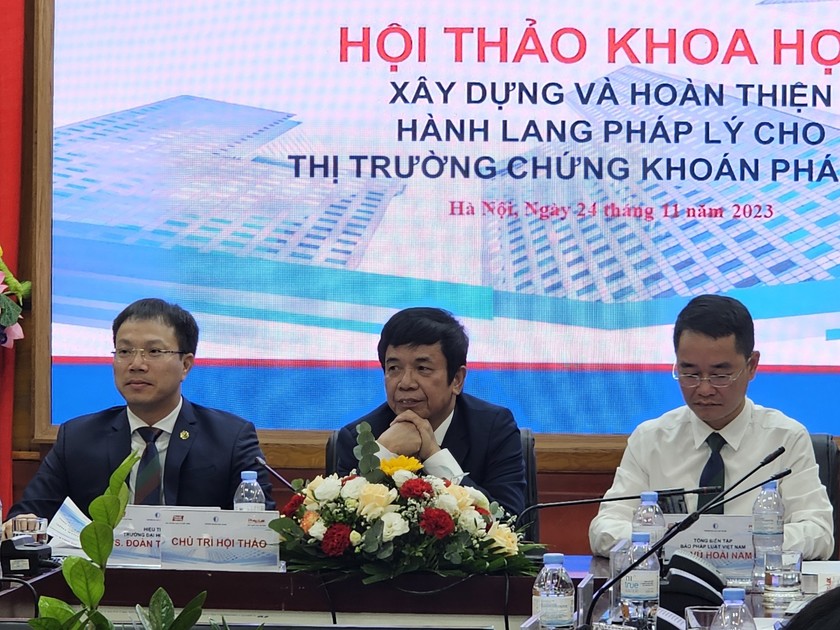 GS.TS. Lê Hồng Hạnh - Tổng Biên tập Tạp chí Pháp luật và Phát triển, TS. Đoàn Trung Kiên - Hiệu trưởng Trường Đại học Luật Hà Nội, TS. Vũ Hoài Nam - Tổng Biên tập Báo Pháp luật Việt Nam chủ trì Hội thảo.