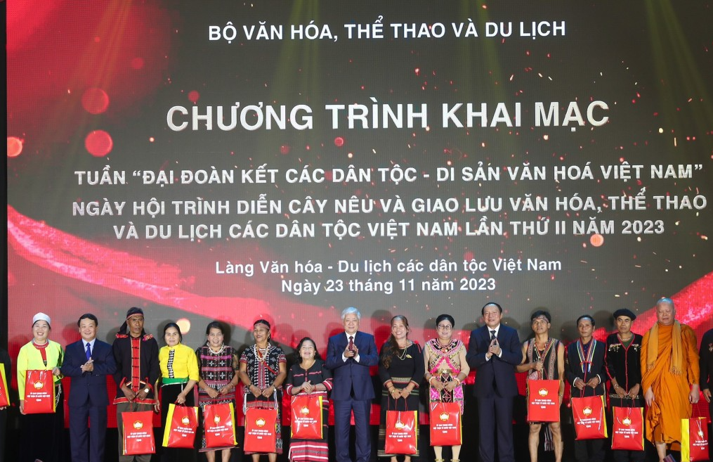 Lãnh đạo Đảng, Nhà nước tặng quà cho đồng bào các dân tộc