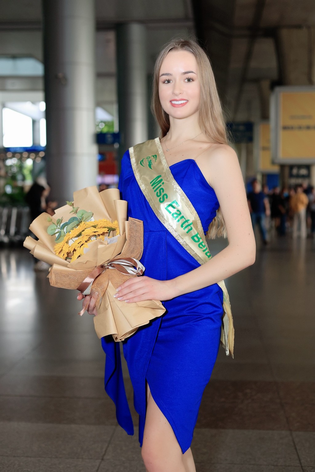 Loạt thí sinh Miss Earth 2023 diện áo dài khi đến Việt Nam