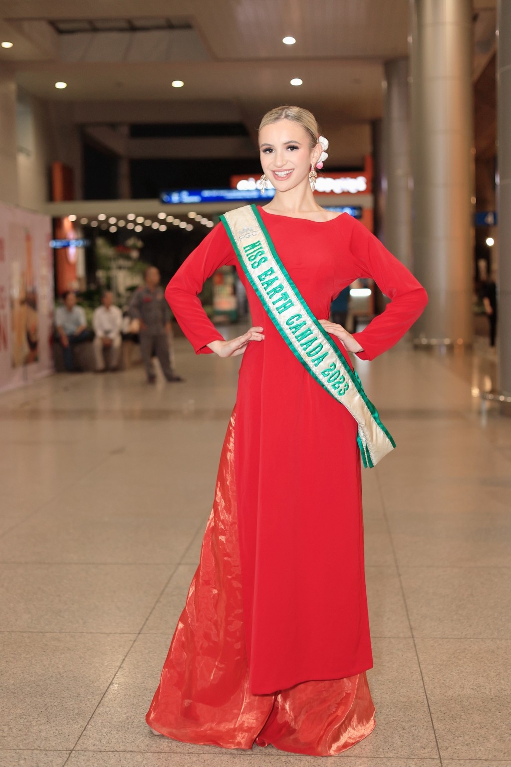 Loạt thí sinh Miss Earth 2023 diện áo dài khi đến Việt Nam