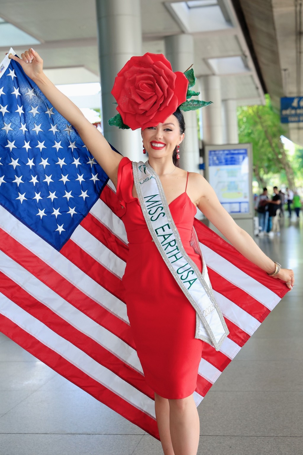 Loạt thí sinh Miss Earth 2023 diện áo dài khi đến Việt Nam