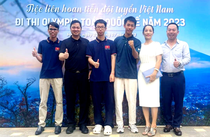 Những đôi anh em ruột "đỉnh" nhất năm: Cặp cùng giật HCV Olympic Toán quốc tế, cặp dắt tay nhau vào Harvard - Ảnh 2.