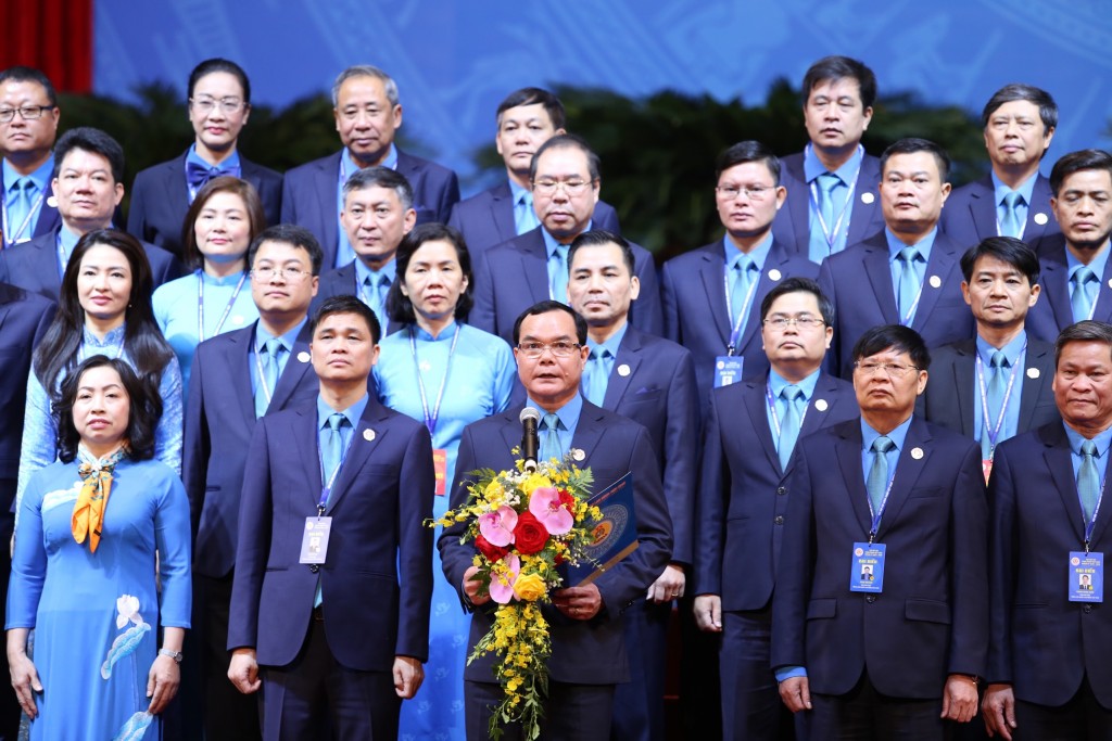 đồng chí Nguyễn Đình Khang, Ủy viên Trung ương Đảng, Chủ tịch Tổng Liên đoàn Lao động Việt Nam