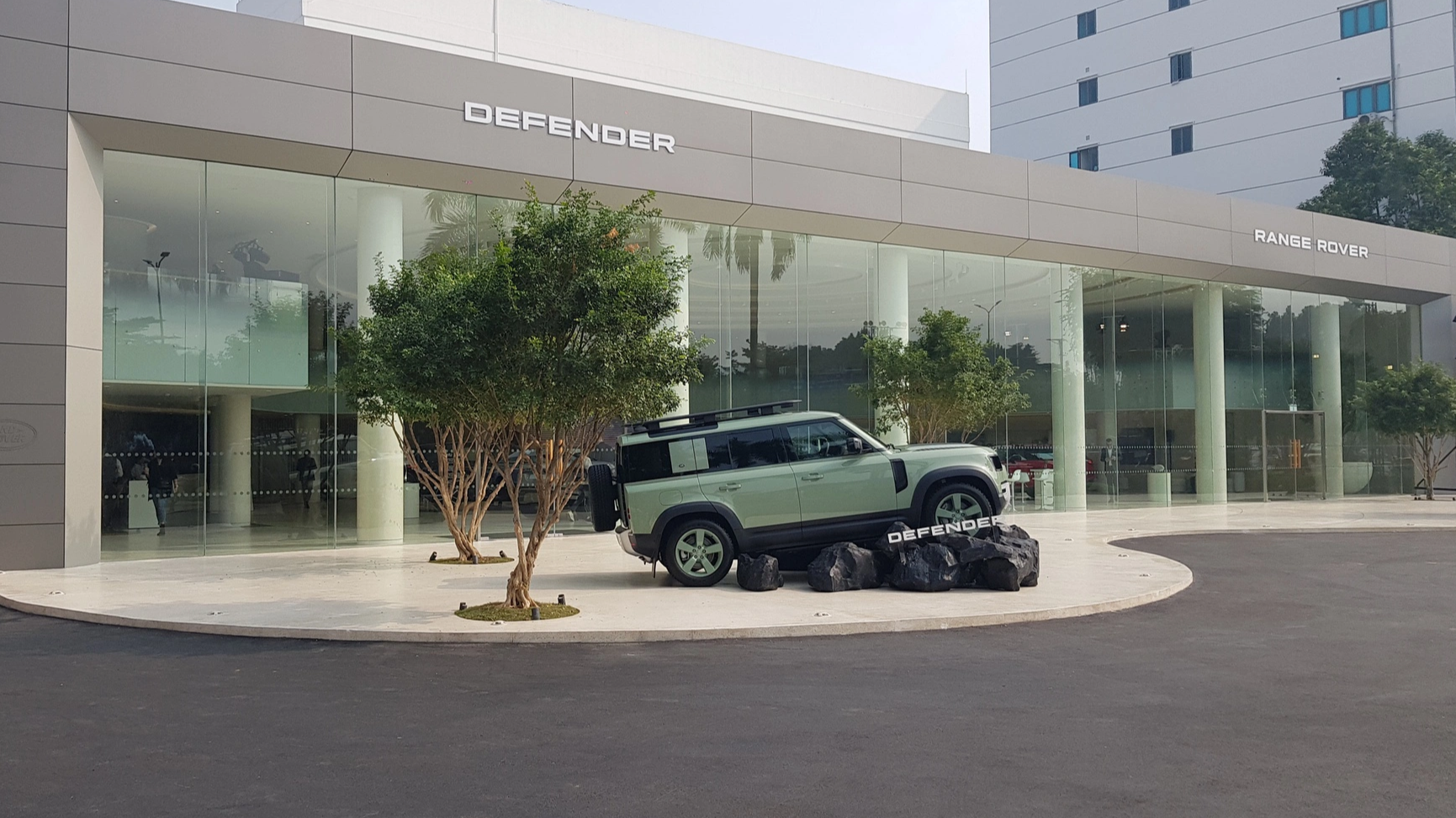 Sếp JLR châu Á - Thái Bình Dương: ‘Mở showroom kiểu mới đầu tiên thế giới ở Việt Nam là cơ hội lớn cho JLR’ - Ảnh 5.