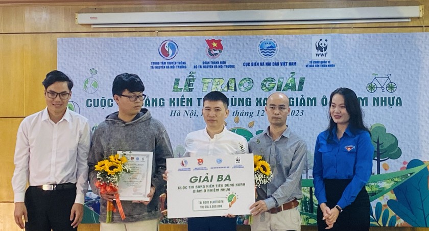 Bà Tống Thị Minh – Phó bí thư Đoàn thanh niên Bộ TN&MT trao giải ba của cuộc thi. Ảnh: Ngọc Nga