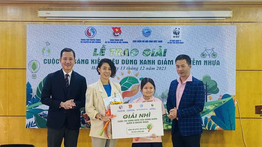 Ông Đặng Quốc Khánh – Bí thư đoàn thanh niên Bộ Tài nguyên và Môi trường trao giải nhì của cuộc thi. Ảnh: Ngọc Nga