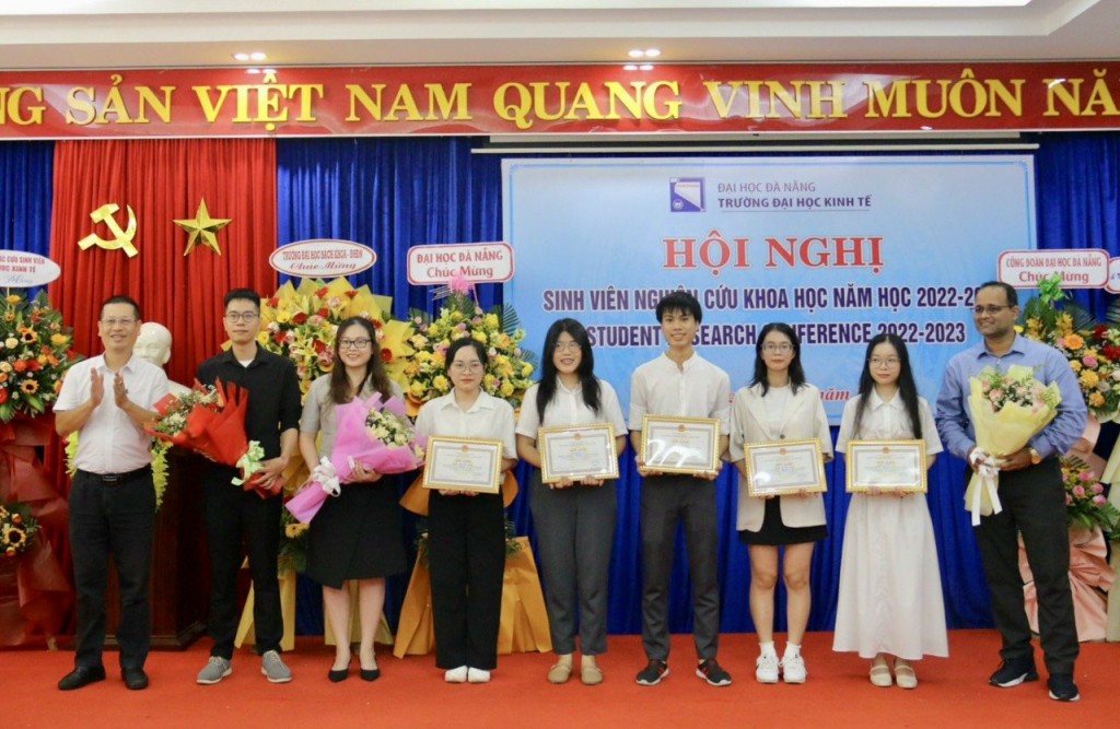 Phó Giám đốc Sở Khoa học và Công nghệ Đà Nẵng Dương Hoàng Văn Bản tặng hoa và bằng khen cho sinh viên và giáo viên hướng dẫn đạt thành tích cao (Ảnh: Đ.Minh)