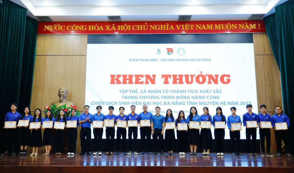 ĐH Đà Nẵng khen thưởng thành tích xuất sắc trong Chiến dịch Sinh viên tình nguyện hè 2023 (Ảnh: ĐH Đà Nẵng)