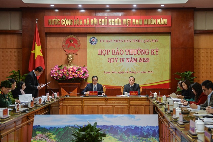 Ông Phạm Hùng Trường, Chánh văn phòng UBND tỉnh Lạng Sơn đọc Báo cáo Tình hình thực hiện kế hoạch phát triển kinh tế - xã hội năm 2023 tại buổi Họp báo. (Ảnh: Minh Hữu)