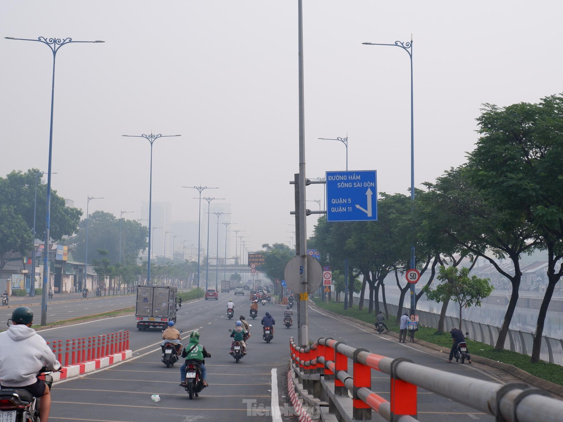 Hình ảnh sương mù sáng nay ở TPHCM, nồng độ bụi mịn vượt mức cho phép hàng chục lần - Ảnh 3.