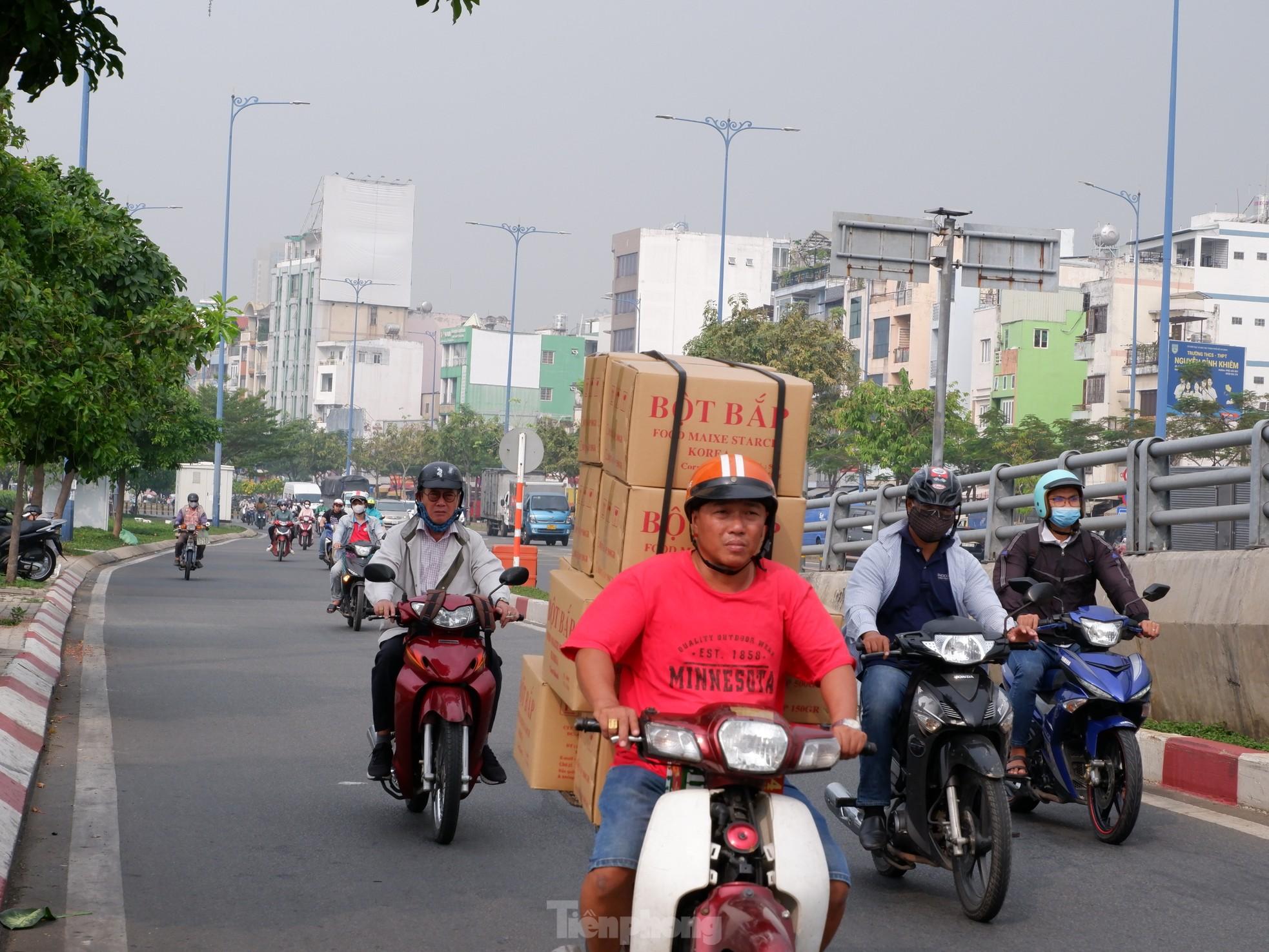 Hình ảnh sương mù sáng nay ở TPHCM, nồng độ bụi mịn vượt mức cho phép hàng chục lần - Ảnh 9.