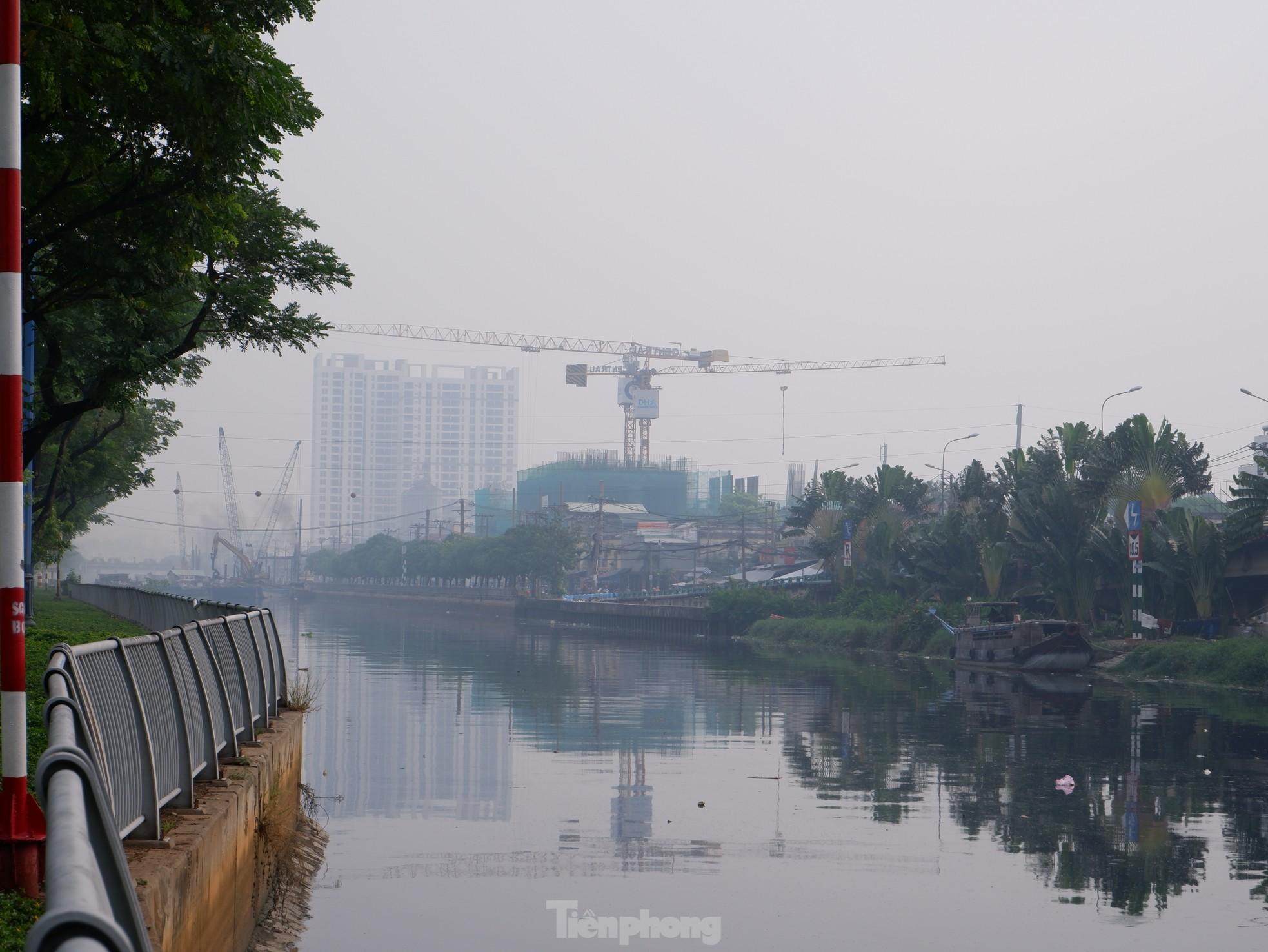 Hình ảnh sương mù sáng nay ở TPHCM, nồng độ bụi mịn vượt mức cho phép hàng chục lần - Ảnh 2.