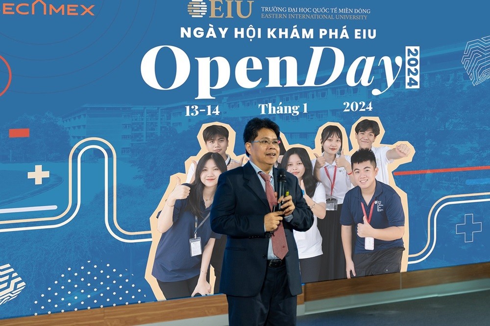 TS. Nguyễn Ngọc Huy – Phó Hiệu trưởng Nhà trường chia sẻ tại chương trình tư vấn hội trường cho học sinh, thầy cô và phụ huynh.