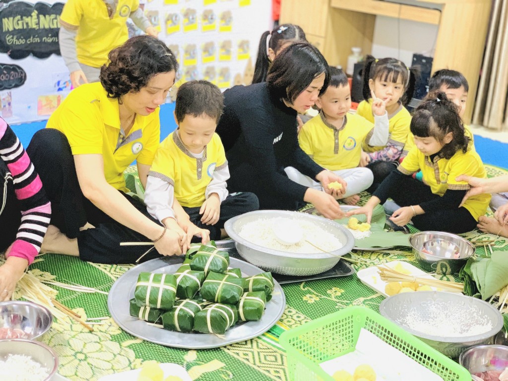 Trẻ mầm non tìm hiểu Tết cổ truyền trong “Ngày hội gói bánh chưng”