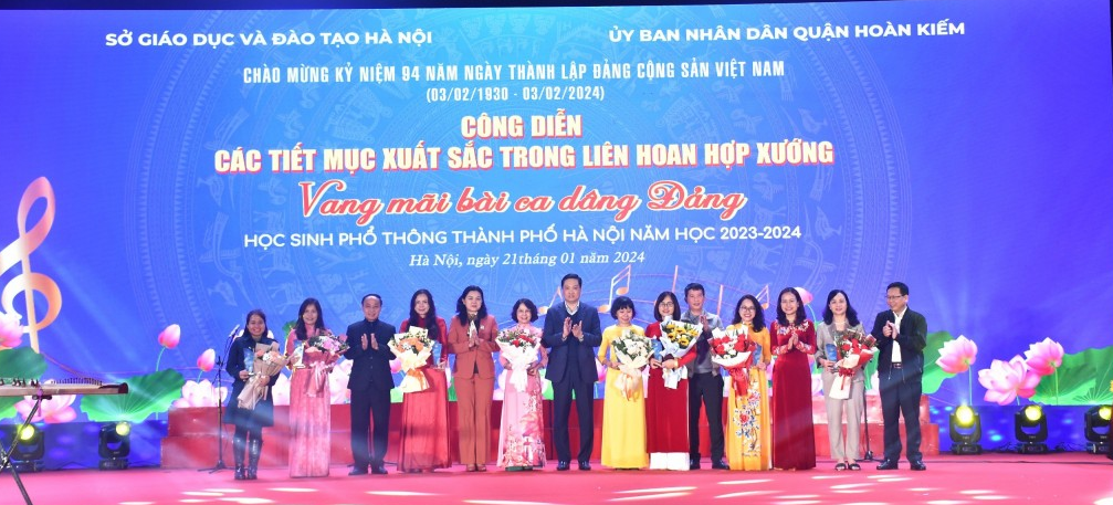 Du khách tới phố đi bộ xem học sinh Thủ đô diễn hợp xướng