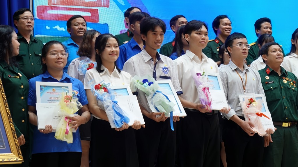 Xuân Tân trong lễ trao học bổng khuyến học cho sinh viên vượt khó, vươn lên của Hội Cựu chiến binh khối 487