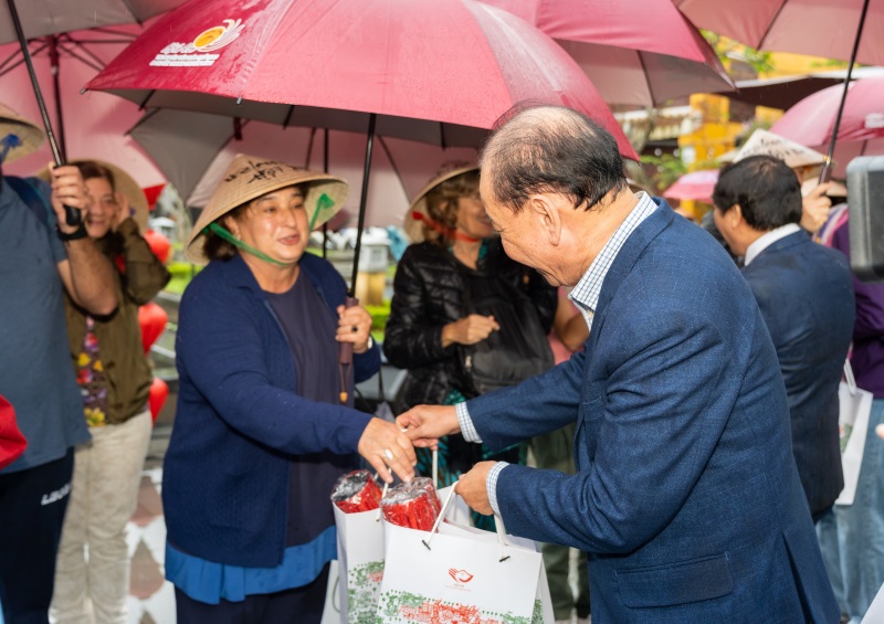 Lãnh đạo TP Hội An tặng những chiếc lồng đèn truyền thống mang biểu trưng của thành phố du lịch Hội An cho du khách, nhân dịp đầu năm 2024. Ảnh: Hội An.