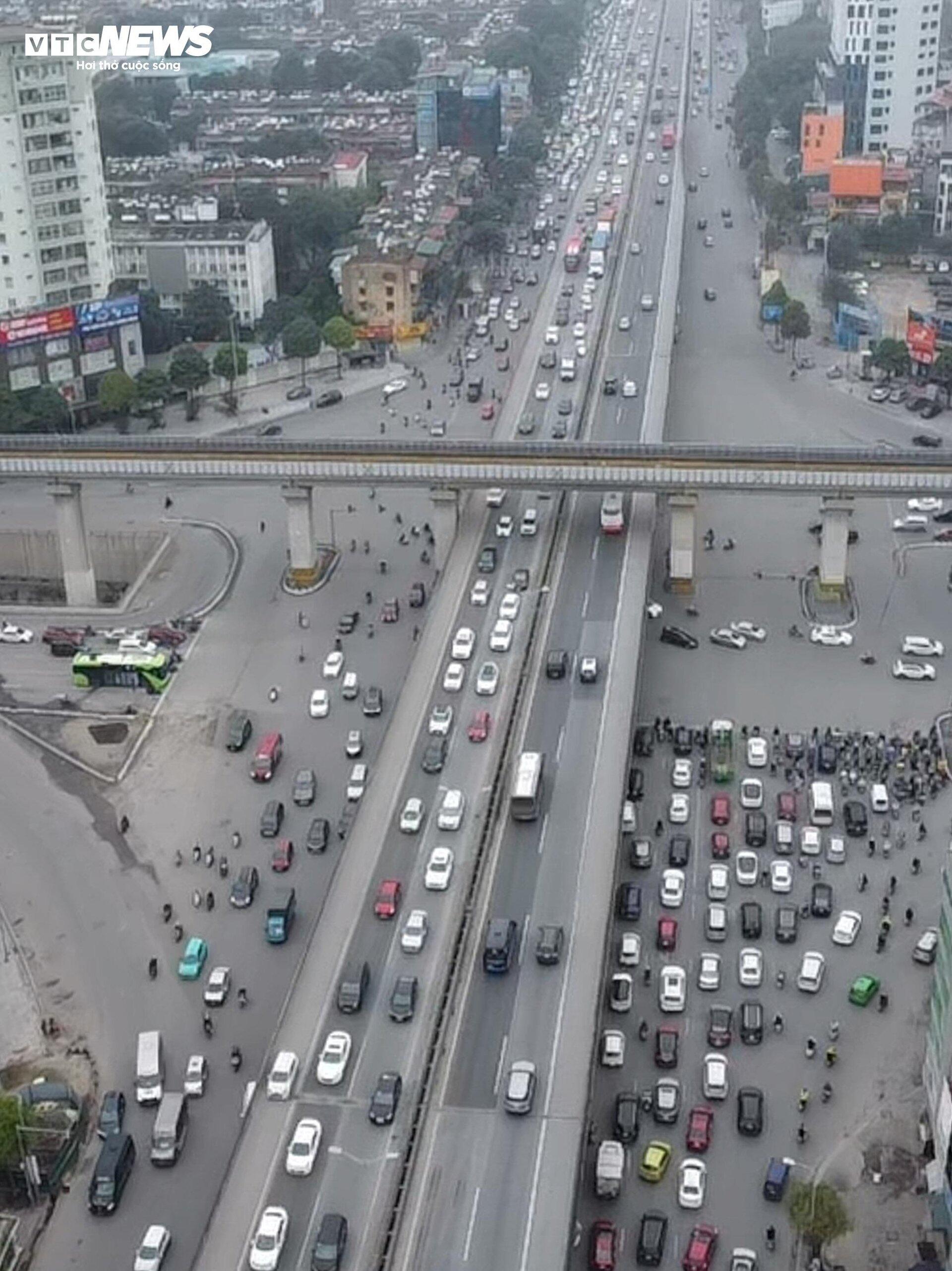 Người dân đổ về quê ăn Tết, đường Vành đai 3 ùn tắc kéo dài 6km- Ảnh 8.