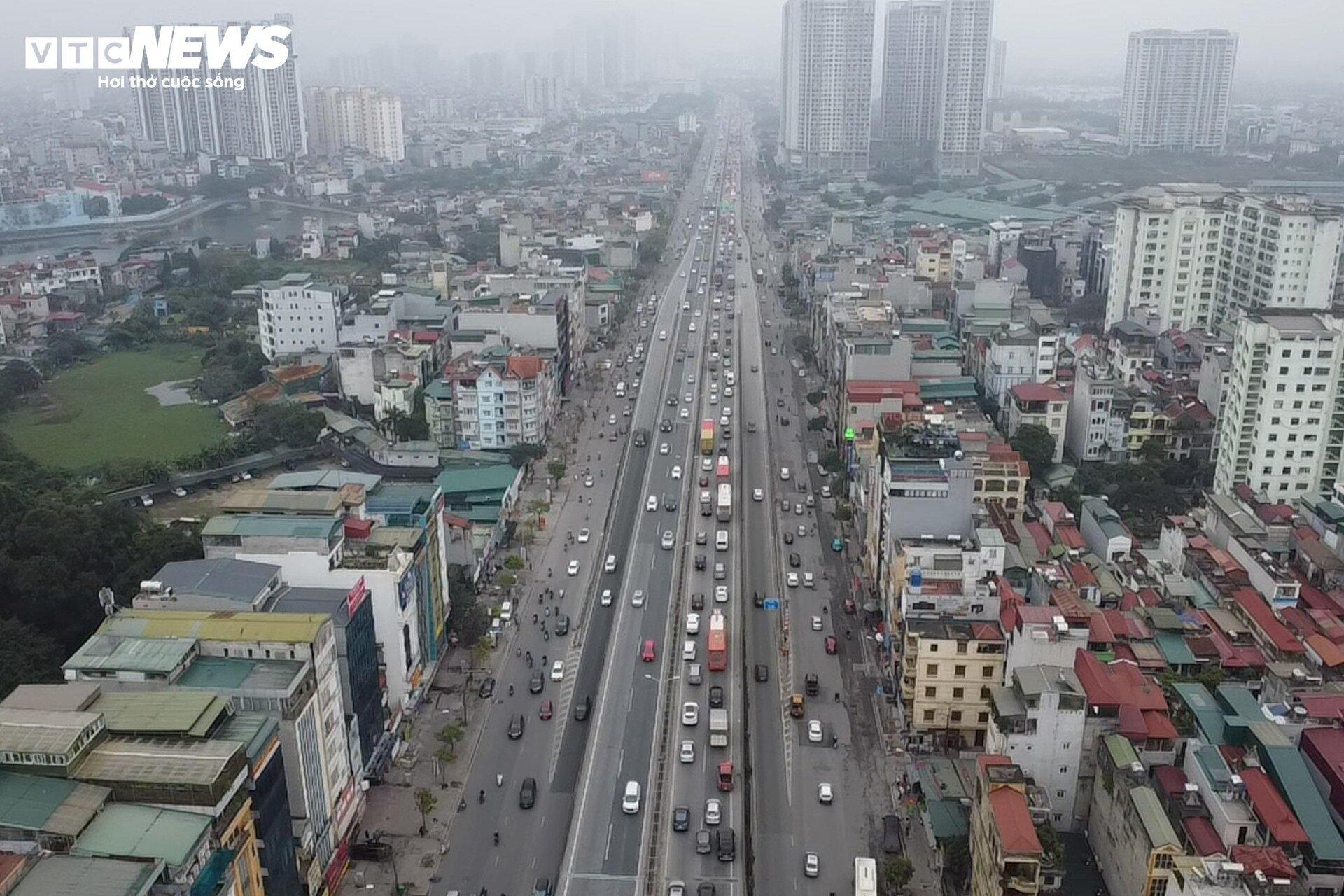 Người dân đổ về quê ăn Tết, đường Vành đai 3 ùn tắc kéo dài 6km- Ảnh 2.