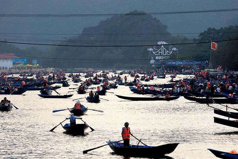 Hàng vạn du khách trảy hội chùa Hương