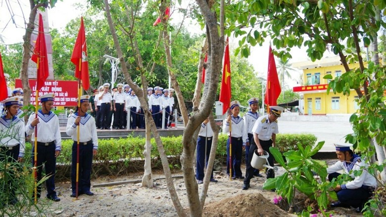 Cán bộ, chiến sĩ đảo Nam Yết hưởng ứng “Tết trồng cây đời đời nhớ ơn Bác Hồ”.