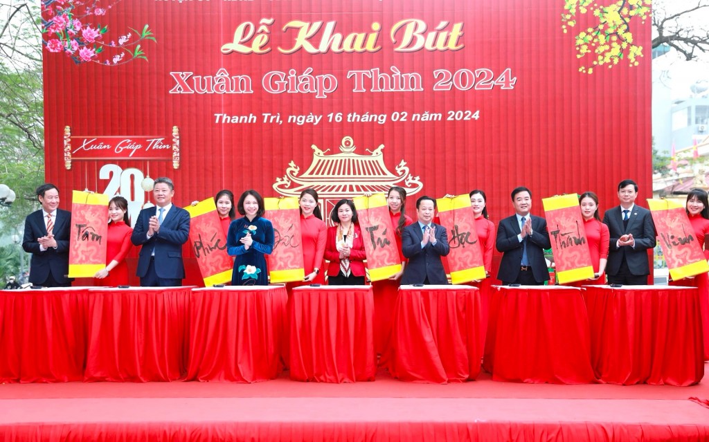 Khai bút đầu Xuân tại đình thờ Tiên triết Chu Văn An