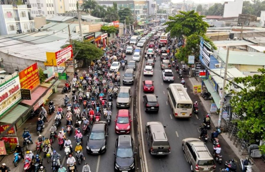 Quốc lộ 13 hiện đang quá tải và đã được TPHCM lên kế hoạch đầu tư nâng cấp mở rộng bằng hình thức BOT. Ảnh: Anh Tú