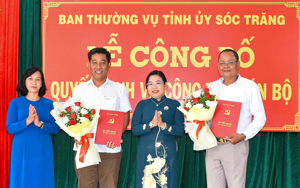 Chủ tịch HĐND tỉnh Sóc Trăng Hồ Thị Cẩm Đào (thứ 2 từ phải sang) trao quyết định về công tác cán bộ tại Hội Nông dân tỉnh Sóc Trăng. Ảnh: VGP