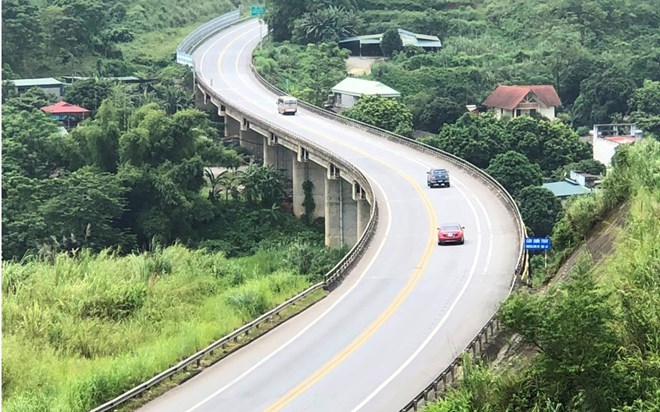 Cao tốc Nội Bài - Lào Cai, đoạn Yên Bái - Lào Cai quy mô 2 làn xe, tiềm ẩn nhiều nguy cơ mất an toàn giao thông. Ảnh: Phương Linh