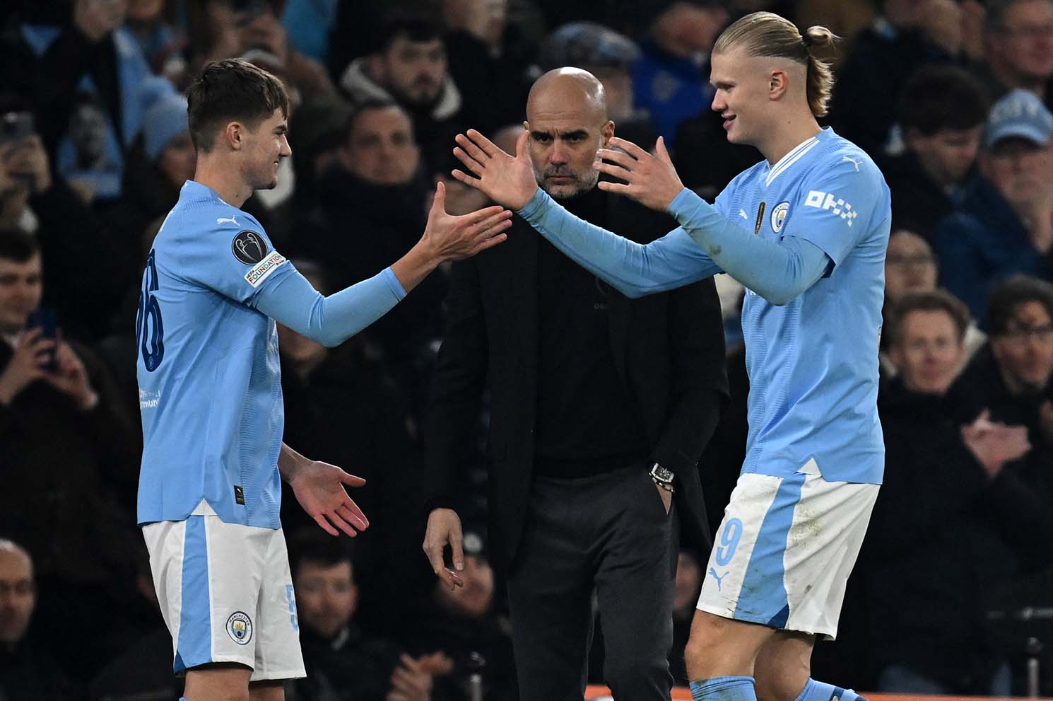 Gương mặt không hài lòng của Pep trong thời điểm Man City đã chắc thắng. Ảnh: AFP