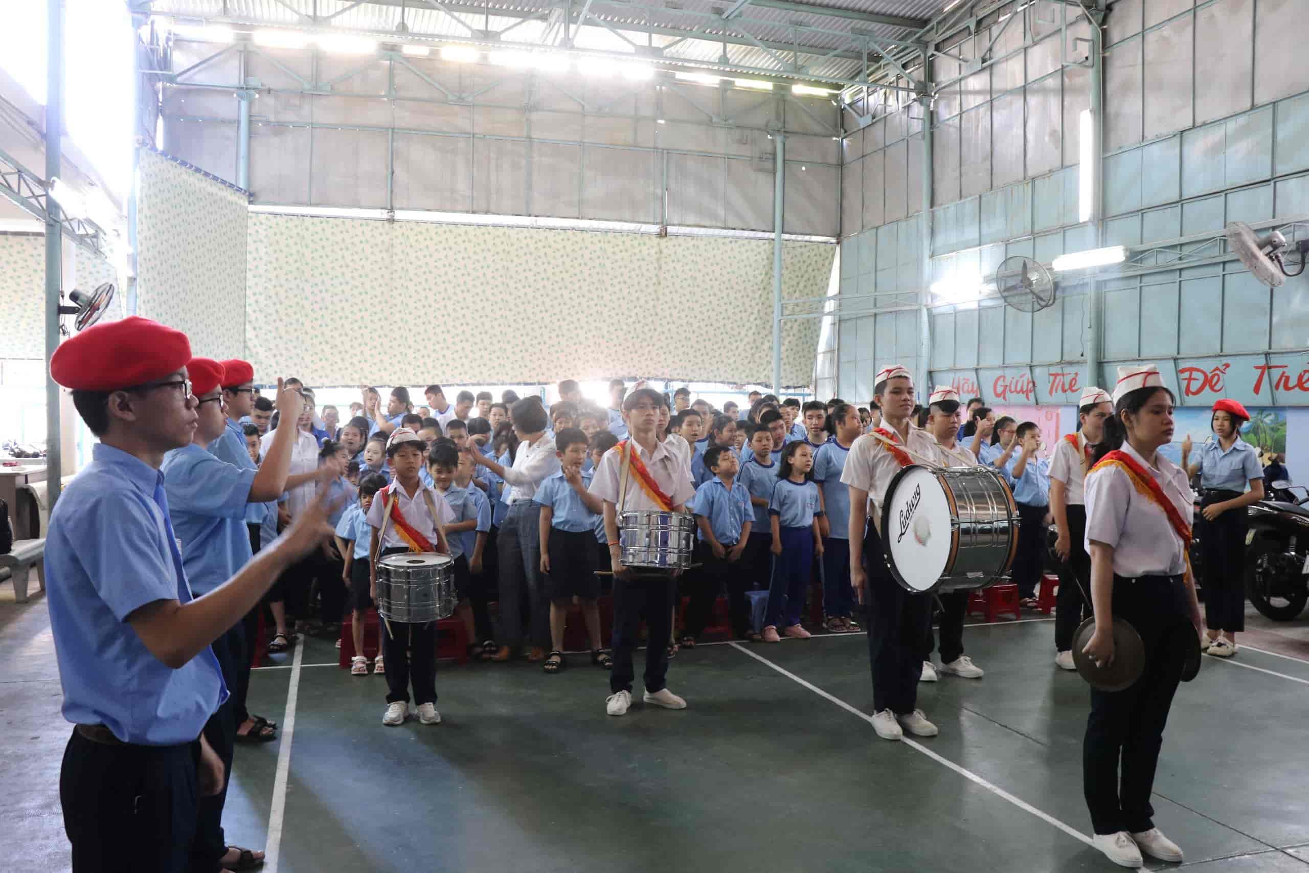 sáng thứ Hai, các HS ở Trung tâm Phục hồi chức năng - Giáo dục trẻ em khuyết tật tỉnh (số 7 Tản Viên, TP. Nha Trang) khởi động tuần học mới bằng tiết sinh hoạt dưới cờ theo chủ điểm của tuần, của tháng.