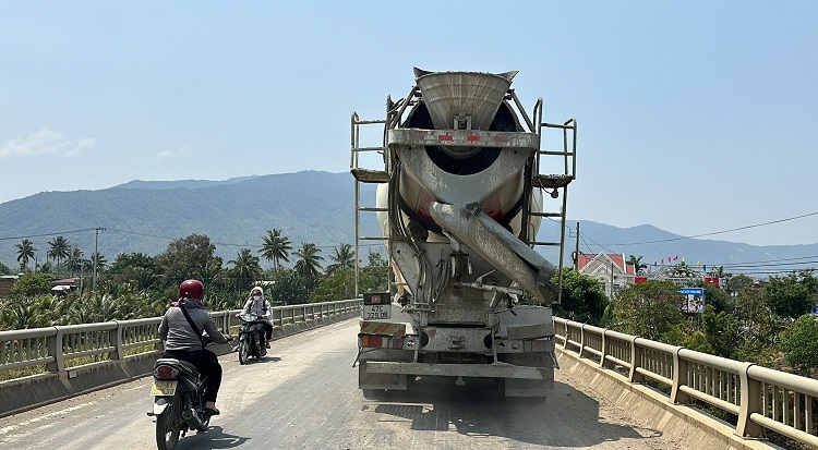 Xe chở quá tải trọng, gây bụi bặm ô nhiễm ra vào liên tục. Ảnh: Bảo Trung