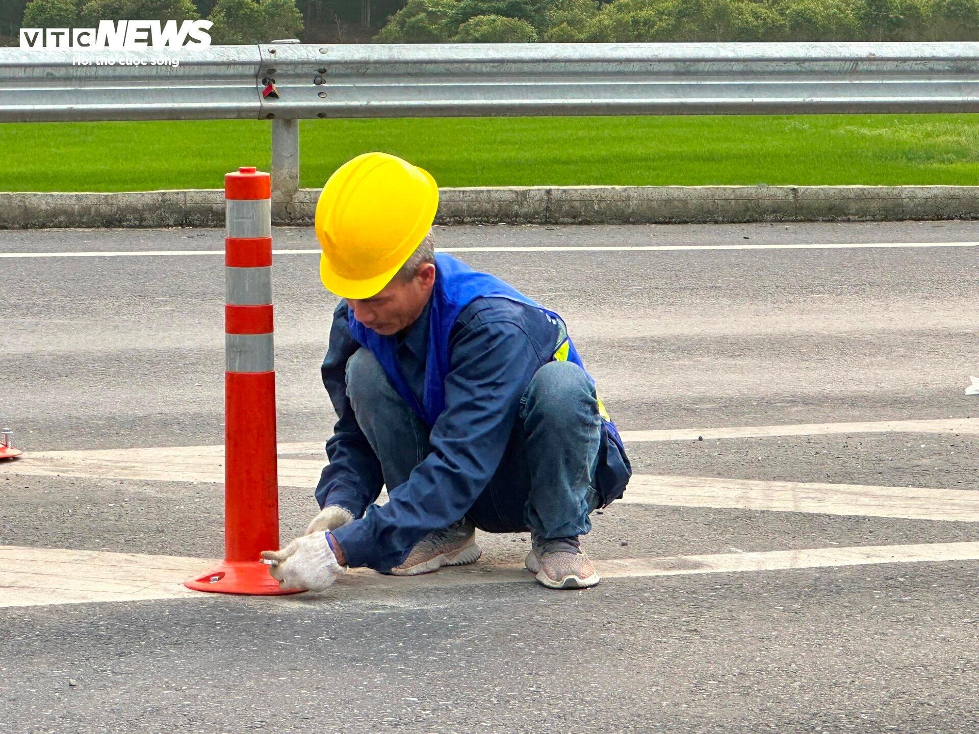 Ngày đầu khắc phục những bất cập nguy hiểm trên cao tốc Cam Lộ - La Sơn- Ảnh 7.